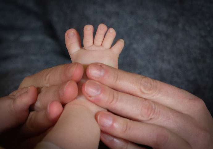 photographie d'un massage du pied d'un nouveau-né